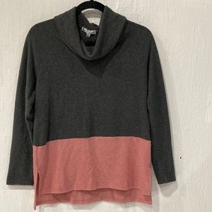 Moa Moa, Gray and salmon turtle neck juniors small